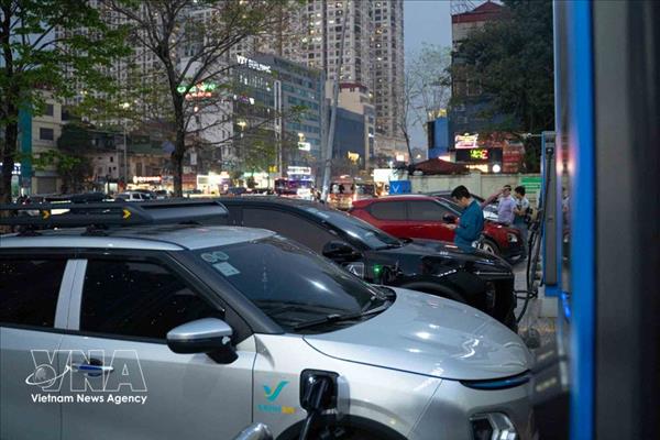 Hanoi residents embrace green transport alternatives