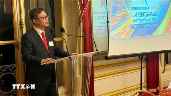 Lambassadeur du Vietnam présente ses lettres de créance au président français