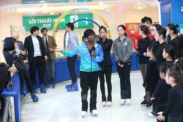 La légende du patinage Surya Bonaly sur la glace vietnamienne
