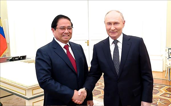 Entrevue entre le Premier ministre Pham Minh Chinh et le président russe Vladimir Poutine