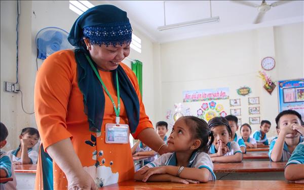 Triển khai dạy học tiếng dân tộc thiểu số với trọng tâm là tiếng Khmer và Chăm