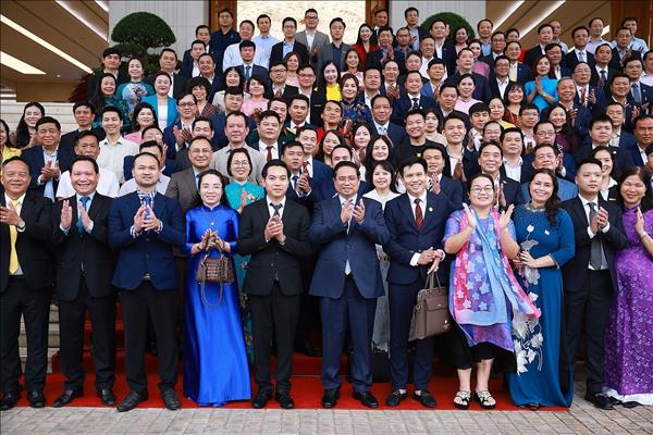 Thủ tướng Phạm Minh Chính: Doanh nghiệp phải tiên phong trong thực hiện mục tiêu tăng trưởng 2 con số