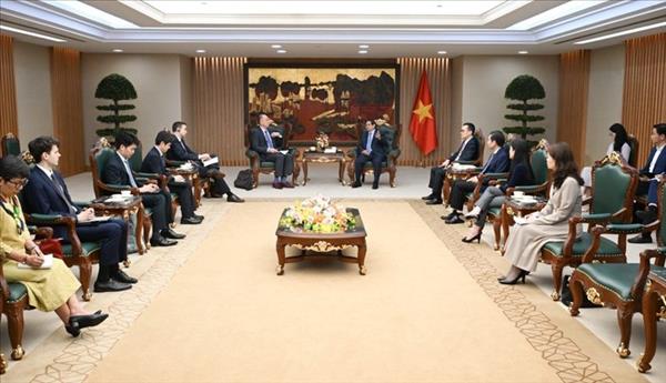 ທ່ານນາ​ຍົກ​ລັດ​ຖະ​ມົນ​ຕີ ຟ້າມ​ມິງ​ຈິງ ຕ້ອນ​ຮັບ​ຄະ​ນະ​ພະ​ນັກ​ງານກອງ​ທຶນ​ເງິນ​ຕາ​ສາ​ກົນ