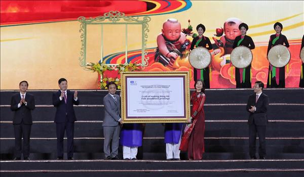 Cérémonie de reconnaissance par lUNESCO des estampes Dong Ho et inscription du complexe de Yen Tu au patrimoine mondial