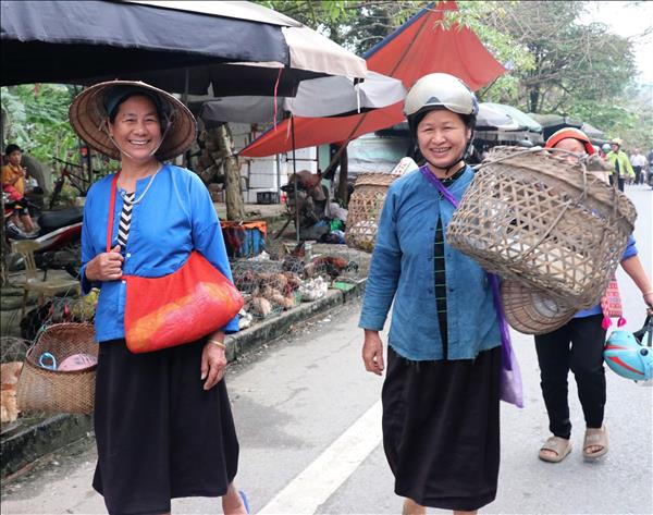 Nhộn nhịp phiên chợ Phương Độ đậm đà hồn quê ở Tuyên Quang