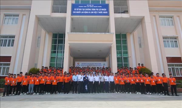 Chuân bị nhân lực bằng chuỗi đào tạo phi lợi nhuận quy mô lớn