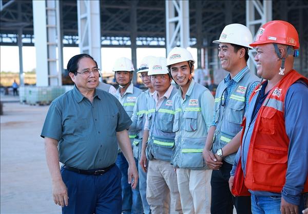 PM sets target to launch Long Thanh airport operations by late 2026