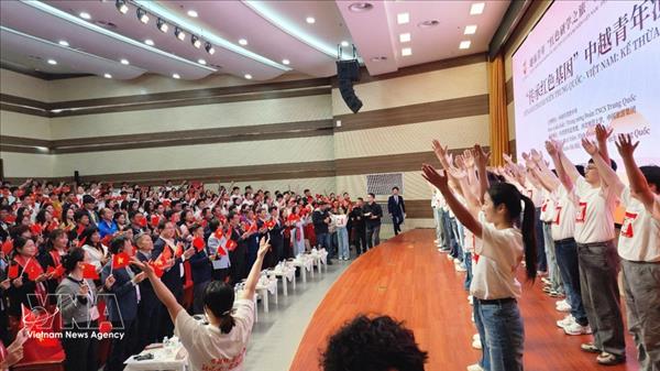 La jeunesse Vietnam-Chine renforce lamitié à travers l Itinéraire rouge 