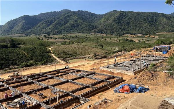 Khắc phục khó khăn, đẩy nhanh tiến độ xây dựng trường học tại vùng biên