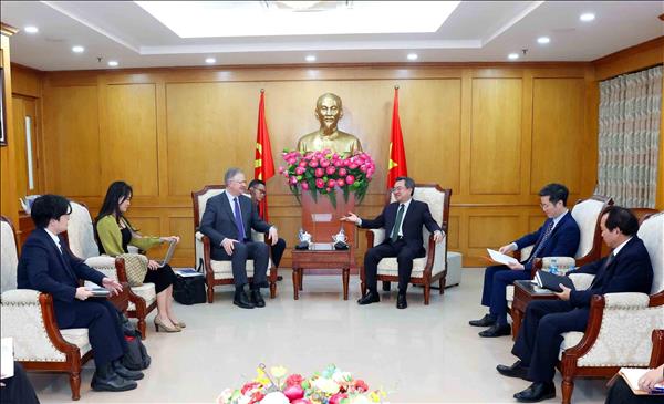 Vietnamese Party official hosts leader of US-based The Asia Group