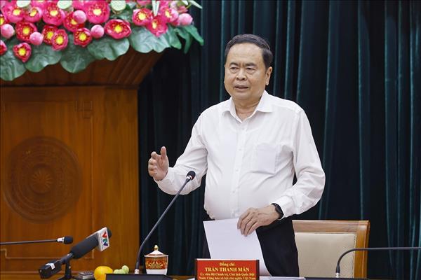 国会主席陈青敏主持会议，通过胡志明市委常委会第一阶段检查监督报告