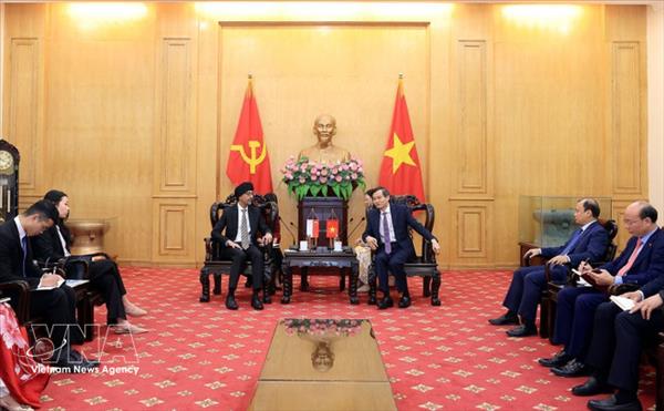 Vietnam, Singapore step up cooperation in training strategic-level officials