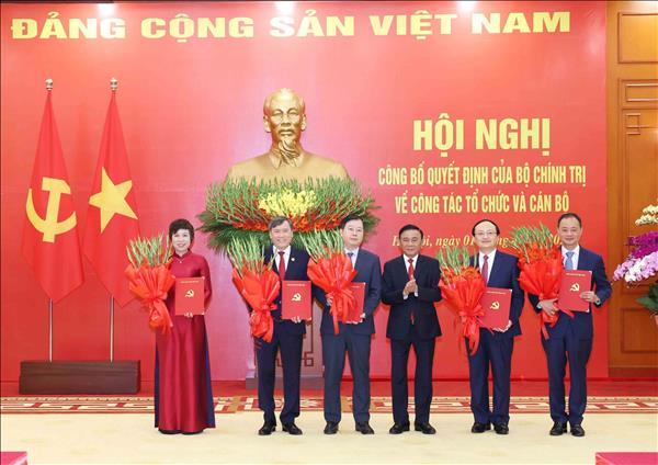 Kết luận của Bộ Chính trị về điều chỉnh phân cấp quản lý cán bộ và danh mục chức danh lãnh đạo 5 cơ quan Trung ương