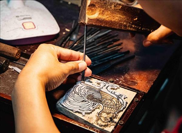 Artisans Strive to Preserve Dong Ho Painting Tradition