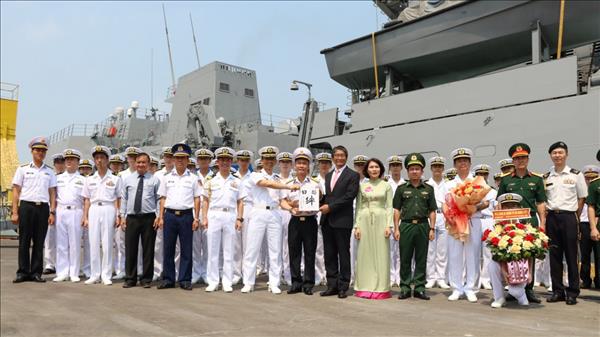 海上自衛隊の護衛艦「あさひ」、ダナンを親善訪問