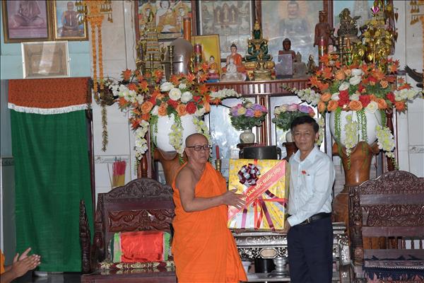 Chủ tịch Hội đồng Dân tộc Quốc hội thăm, chúc mừng đồng bào Khơ me nhân Tết Chôl Chnăm Thmây