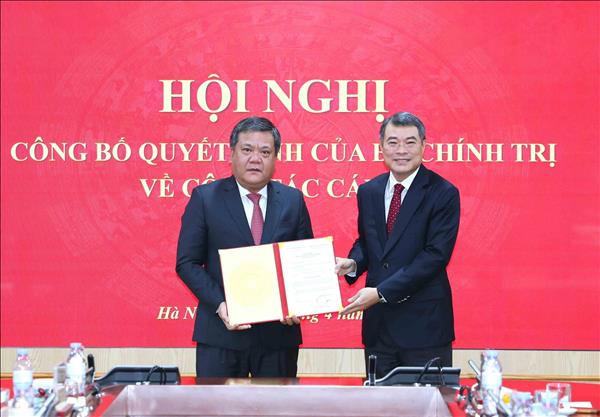 Đồng chí Lê Minh Hưng trao Quyết định của Bộ Chính trị chuẩn y đồng chí Trần Phong giữ chức Bí thư Tỉnh uỷ Khánh Hoà