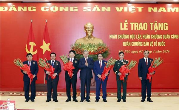 Lễ trao tặng Huân chương cao quý cho các đồng chí lãnh đạo Đảng, Nhà nước và cán bộ cấp cao