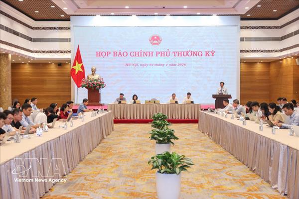 政府例行新闻发布会：大力推动新增长动力