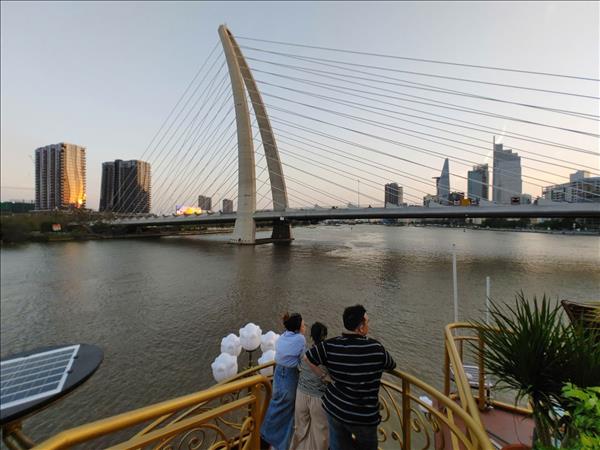 Hấp dẫn tour du thuyền ngắm hoàng hôn trên sông Sài Gòn