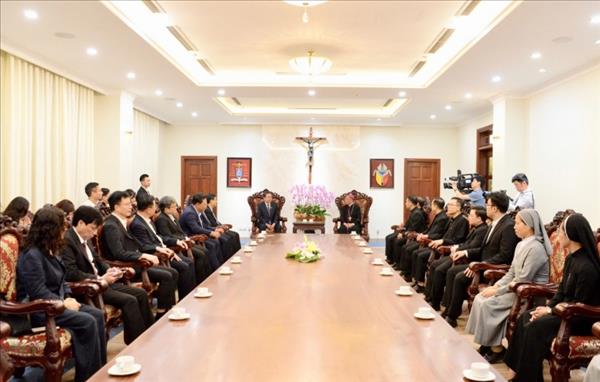 マン国会議長、復活祭にあわせハノイ大司教区を訪問