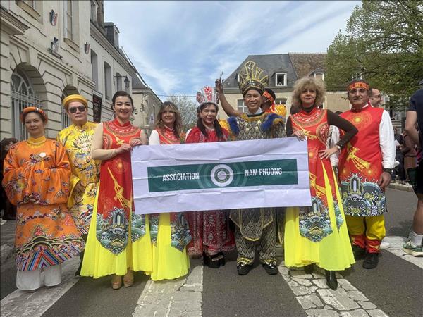 Hình ảnh Việt Nam nổi bật tại lễ diễu hành Châteaudun của Pháp