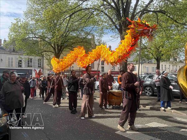 Destacan presencia de Vietnam en el desfile de Châteaudun
