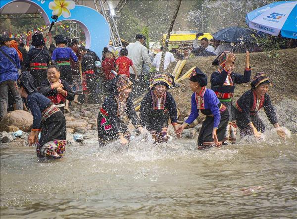 Lao Ethnic People in Dien Bien celebrate Bun Huot Nam Water Festival