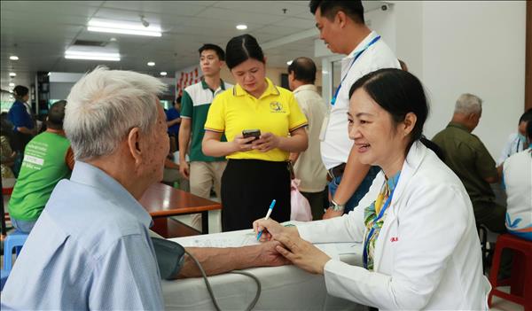Khám sức khỏe miễn phí cho 16.000 người dân, thúc đẩy đổi mới y tế cơ sở