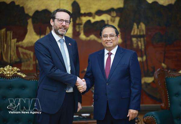越南政府总理范明政会见英国驻越南大使伊恩·弗鲁
