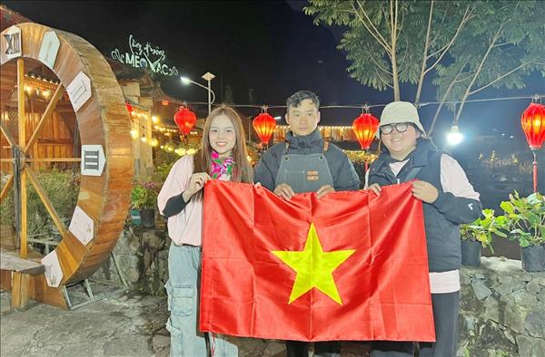 「ベトナムよ、翻れ」――国旗を届け、愛国の思いを込めて