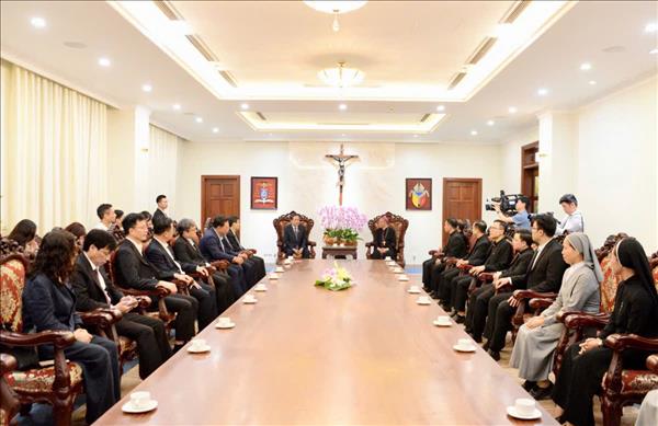 ທ່ານປະທານສະພາແຫ່ງຊາດ ເຈິ່ນແທັງເໝີ້ນ ຢ້ຽມຢາມເຂດຊາວຄຼິດ ຮ່າໂນ້ຍ ເນື່ອງໃນໂອກາດວັນບຸນອິດສະເຕີ