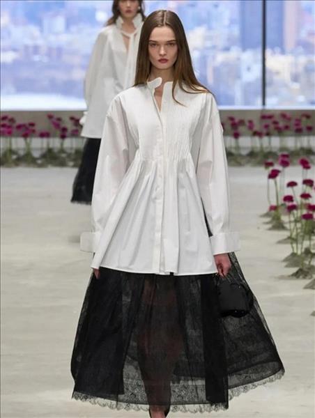 Vì sao combo áo sơmi trắng và váy đen không bao giờ lỗi mốt?