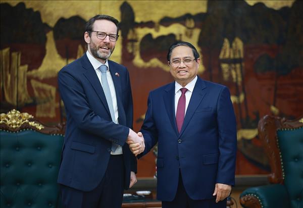 PM Pham Minh Chinh hosts UK Ambassador