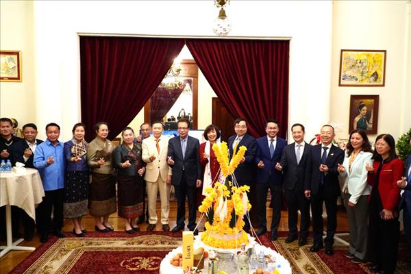 Les ambassades du Vietnam et du Laos en Russie consolident leur amitié traditionnelle