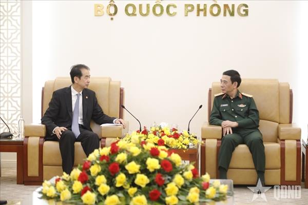 លោកនាយឧត្តមសេនីយ៍ Phan Van Giang ទទួលជួបលោក He Wei ឯកអគ្គរដ្ឋទូតចិនប្រចាំនៅវៀតណាម