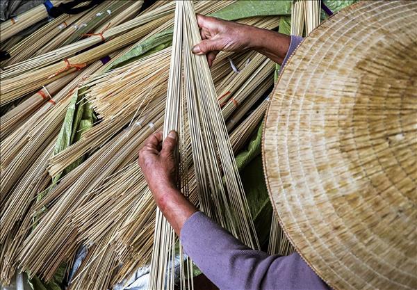 Market Keeps Centuries-Old Conical Hat Craft Alive