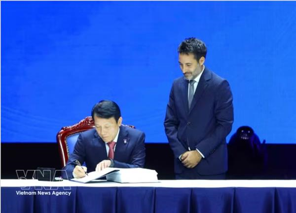 越共中央总书记、国家主席苏林签署批准《河内公约》的决定