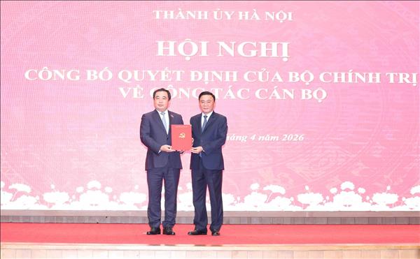 Trao quyết định của Bộ Chính trị phân công, chỉ định đồng chí Trần Đức Thắng giữ chức Bí thư Thành ủy Hà Nội