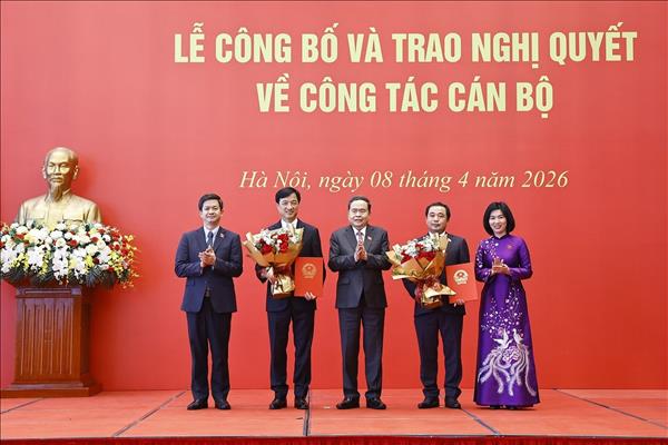 Chủ tịch Quốc hội Trần Thanh Mẫn trao Nghị quyết phê chuẩn Trưởng Đoàn đại biểu Quốc hội