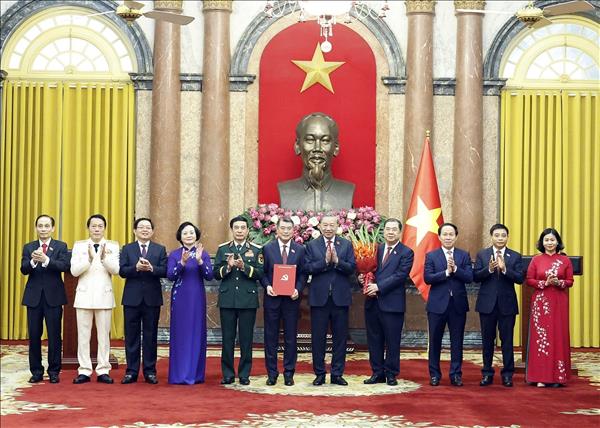 Tổng Bí thư, Chủ tịch nước Tô Lâm trao Quyết định bổ nhiệm các thành viên Chính phủ nhiệm kỳ 2026 – 2031