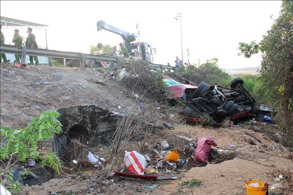 PM orders swift response to deadly bus crash in Lam Dong