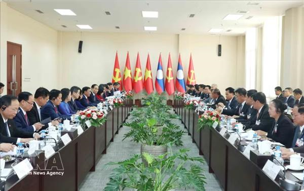 越共中央书记处常务书记陈锦秀与老挝人民革命党中央书记处常务书记维莱·拉坎丰举行会谈