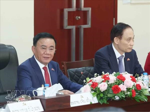 陈锦秀与老挝常务书记共同见证越老合作文件签署