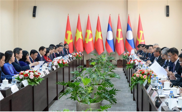 ຜູ້ປະປະຈຳການຄະນະເລຂາທິການສູນກາງພັກ ຫວຽດນາມ ແລະ ລາວ ດຳເນີນການໂອ້ລົມສົນທະນາ