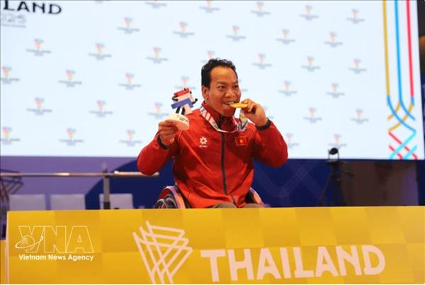 越南举重运动员黎文功夺得2026年亚洲-大洋洲残疾人举重锦标赛银牌