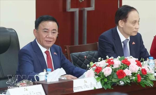 Alto dirigente partidista vietnamita presencia la entrega de documentos de cooperación con Laos