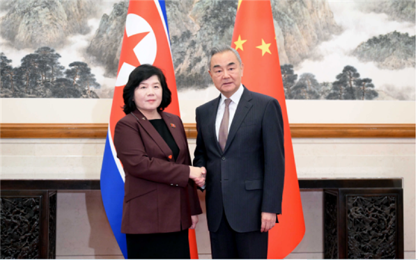 ລັດ​ຖະ​ມົນ​ຕີ​ການ​ຕ່າງ​ປະ​ເທດ ຈີນ ​ເດີນ​ທາງ​ໄປ​ຢ້ຽມ​ຢາມ ສ​ປ​ປ. ເກົາຫຼີ​ ເປັນຄັ້ງ​ທຳ​ອິດ​ນັບ​ແຕ່​ປີ 2019