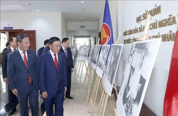 Thường trực Ban Bí thư Trần Cẩm Tú gặp gỡ cán bộ Đại sứ quán và cộng đồng người Việt Nam tại Lào