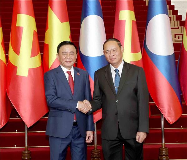 Lễ đón chính thức Ủy viên Bộ Chính trị, Thường trực Ban Bí thư Trần Cẩm Tú tại thủ đô Viêng Chăn 